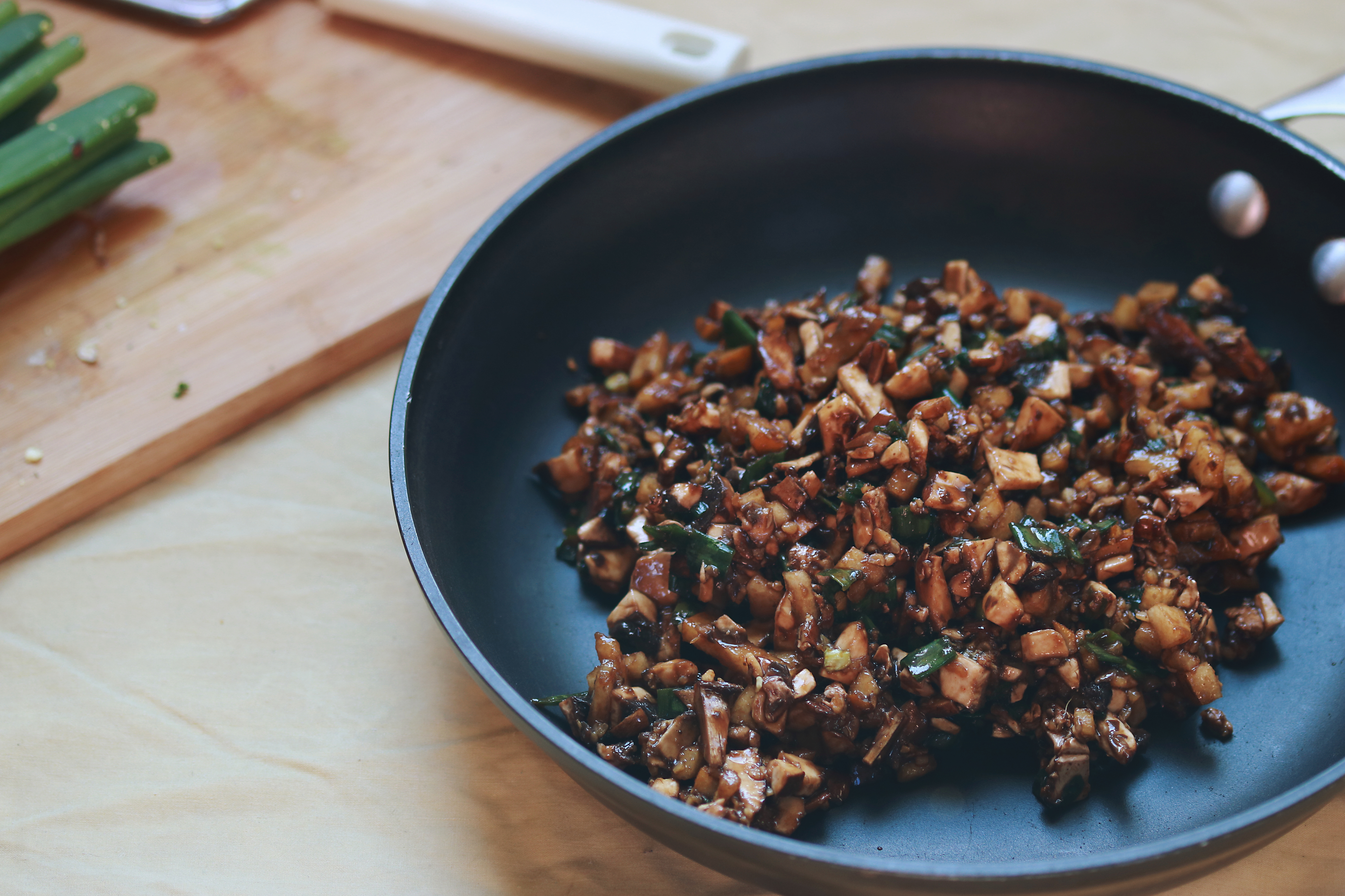 This vegan mushroom lettuce cup filling can be prepared in 10 minutes and is filled with goodies! Ginger, green onion and hoisin sauce give it a classic Chinese flair while Asian pear added a bit of crunch and sweetness to the mix.